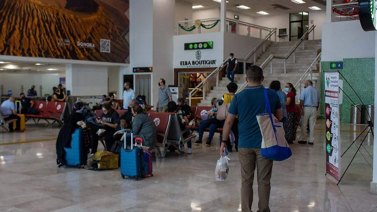 Viajeros gente en el aeropuerto de Hermosillo (2)